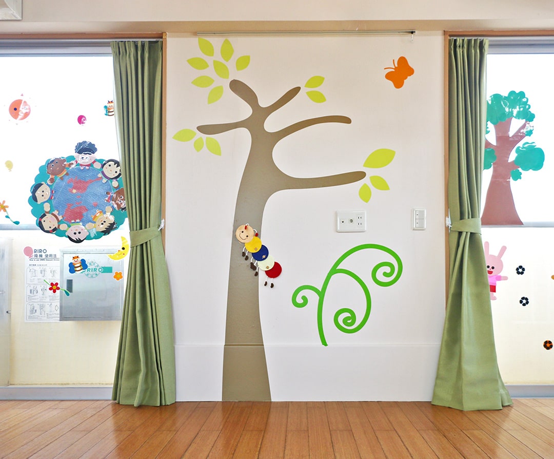 施設の写真 壁に描かれた木のイラスト